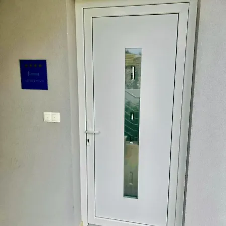 With Swimming Pool Lagotto 아파트 트로기르