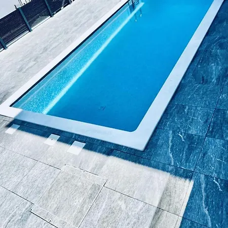 With Swimming Pool Lagotto 아파트 트로기르