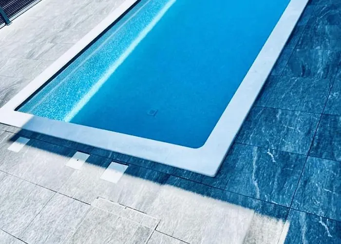 With Swimming Pool Lagotto 아파트 트로기르