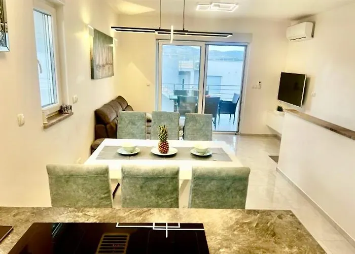 With Swimming Pool Lagotto 트로기르