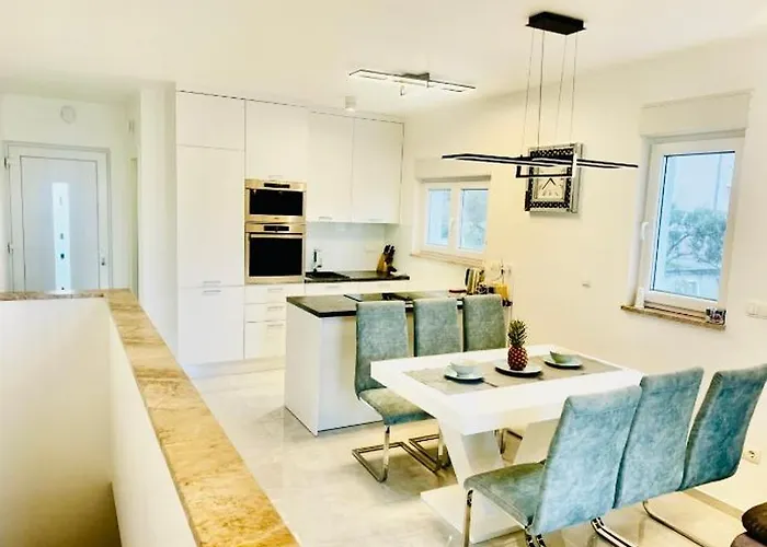 With Swimming Pool Lagotto * 트로기르